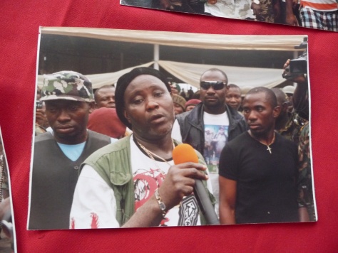 Alisson Anderson amb Ateke Tom 'The Godfather', l�der de la 'Niger Delt Vigilant Force'