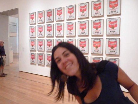 La Gemma al MOMA davant de Campbell's Soup Cans