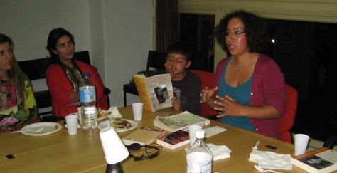 Najat El Hachmi al Casal Catal� de Vict�ria. Al costat el seu fill, Rida