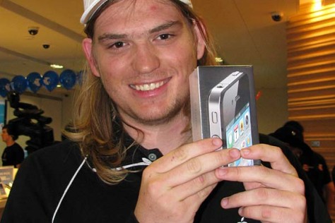 El jove Sam Dunster, de 19 anys, content de tenir a les mans el seub iPhone 4. Foto: Ben Grub