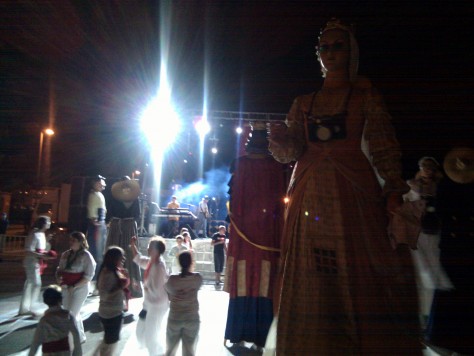 Ball amb la Salseta del Poble Sec i els gegants