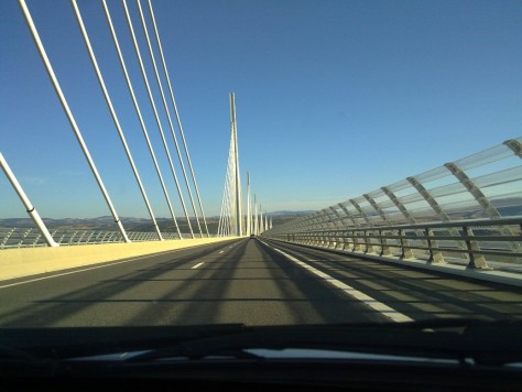 Cam� de par�s travessant el viaducte de Millau