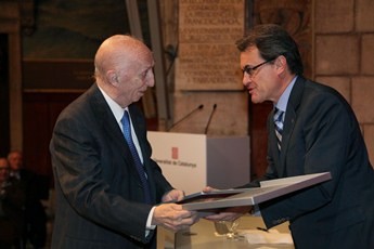 Artur Mas ha lliurat una placa commemorativa al conseller deg� del Consell Escolar de Catalunya, Sebasti� �lvarez