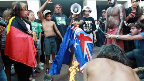 Els abor�gens responen a les cr�tiques pels aldarulls d�ahir a Canberra cremant una bandera australiana