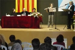 Neus Puig (a la flauta travessera) acompanyant Núria Candela. (foto: vilaweb mollerussa)
