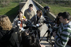 Fotografia d'arxiu. Moment de presentació de la campanya al pont vell Fotografia d'arxiu. Moment de presentació de la campanya al pont vell