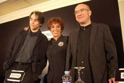 Maruja Torres, guanyadora del Premi Nadal, amb Gaspar Hernández i el finalista del Nadal Rubén Abella