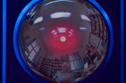 L'autor Arthur C. Clarke, reflectit al Hal 9000.