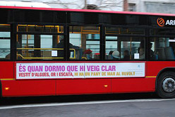 El bus mostra tres versos del poema de J. V. Foix 'És quan dormo que hi veig clar'.