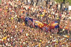 L'autocar del Bar�a s'obre pas entre la multitud.