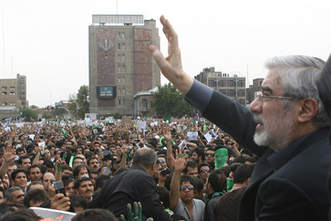 Mousavi saluda els manifestants.