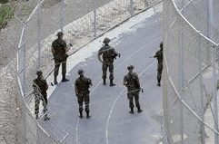 Soldats espanyols patrullen el mur de Ceuta