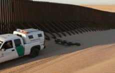 Un tros de mur enmig del desert entre els Estats Units i M�xic