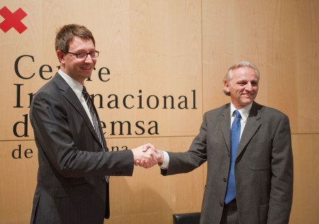El president de l'ACN, Carles Mundó, i el president d'EFE, Àlex Grijelmo, en el moment de signar l'acord entre les dues agències. FOTO: Xabier Mikel Laburu.
