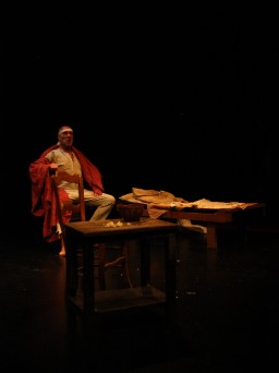 En una posada en escena sòbria però acurada, Fermí Reixach torna a reencarnar Poprixin al Versus Teatre. FOTO: Rosanas, Elisenda.