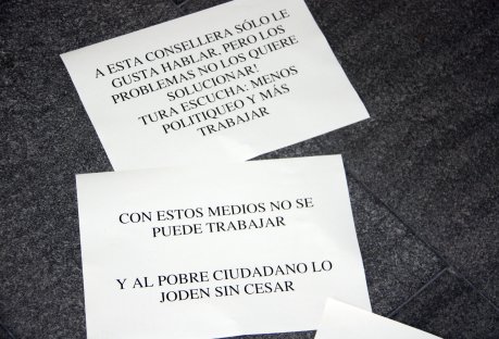 Papers contra la consellera Tura al terra de l'atri de la Ciutat Judicial. FOTO: Solà, Pol.