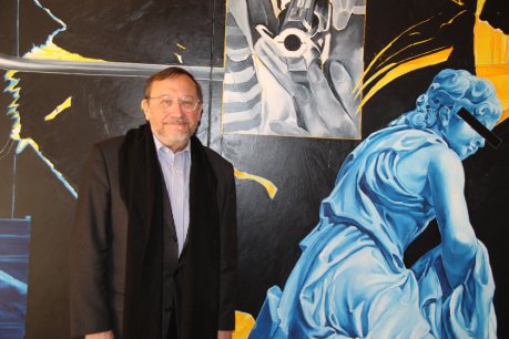 Serge Lemoine acompanyat d'una de les obres de l'exposició 'La prefiguració de la col·lecció de la Fundació Stämpfli' a Sitges. FOTO: Martí, Mar.