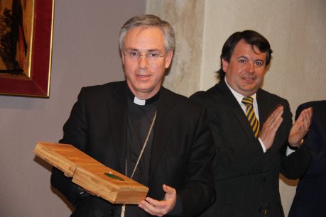 L'actual bisbe de Vic, Romà Casanova, ha recollit la medalla d'or de la ciutat a títol pòstum pel bisbe, Josep Maria Guix. FOTO: Riera, Marc.