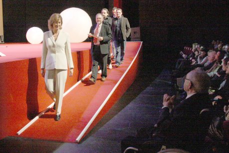 L'equip del programa de Televisió de Lleida Esport Base, que ha rebut el premi Miramar al millor programa televisiu, baixa de l'escenari precedit per la directora de TVE a Catalunya, Montserrat Abbad, que els ha entregat el guardó, i en presència de Josep Pernau. FOTO: Cazorla, Bertran.