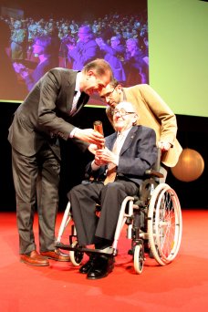 Josep Pernau rep el guardó honorífic a la seva carrera periodística de mans del president de la diputació de Barcelona, Antoni Fogué, durant la 29ena festa de la comunicació local i comarcal. FOTO: Cazorla, Bertran.