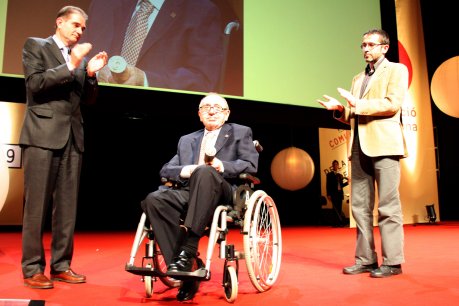 Josep Pernau rep el guardó honorífic a la seva carrera periodística de mans del president de la diputació de Barcelona, Antoni Fogué, durant la 29ena festa de la comunicació local i comarcal. FOTO: Cazorla, Bertran.