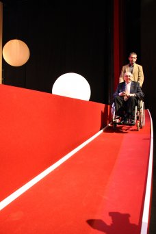 El periodista Josep Pernau baixa de l'escenari a on ha rebut un premi honorífic a la seva carrera, durant la 29ena edició de la festa de la comunicació local i comarcal, a l'Atrium de Viladecans. FOTO: Cazorla, Bertran.