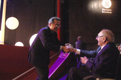 El nou degà del Col·legi de Periodistes de Catalunya, Josep Maria Martí, saluda al veterà Josep Pernau, que també va ocupar aquest càrrec en els anys noranta, durant la 29ena festa de la comunicació local i comarcal, a l'atrium de Viladecans. FOTO: Cazorla, Bertran.