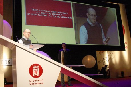 Jesús Marrtínez ha rebut el premi Tasis Torrent al millor treball individual per la seva sèrie de reportatges sobre els nouvinguts a Barcelona publicada a La veu del carrer. FOTO: Cazorla, Bertran.