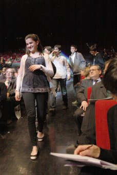 Els joves col·laboradors del programa Paraulofòbia, de ràdia Mataró, que ha rebut el premi Rosalia Rovira de ràdio, es dirigeixen a l'escenari de l'Atrium de Viladecans a rebre el guardó. FOTO: Cazorla, Bertran.
