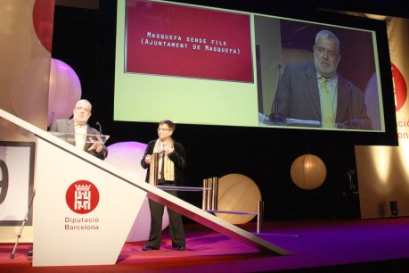 L'alcade de Masquefa, Xavier Boquete, rep el premi Innova al millor projecte relacionat amb les noves tecnologies de la informació per la iniciativa Masquefa sense fils. FOTO: Cazorla, Bertran.