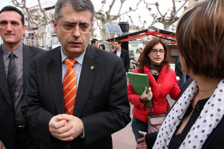 El conseller Llena amb l'alcaldessa de Mollerussa, Teresa Ginestà, a la seva arribada a la Fira de Sant Josep. FOTO: Bosch, Oriol.