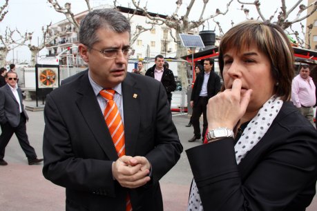 El conseller Llena amb l'alcaldessa de Mollerussa, Teresa Ginestà, a la seva arribada a la Fira de Sant Josep. FOTO: Bosch, Oriol.