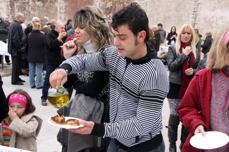 L'esmorzar ha permès degustar l'oli de la temporada. FOTO: Lozano, Xavier.