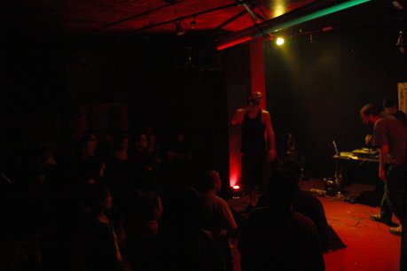 Pau Llonch, Rodrigo Laviña i Joan Riera (At Versaris) en el concert que van fer en una sala de Brooklyn, als Estats Units FOTO: Cortina, Pau.