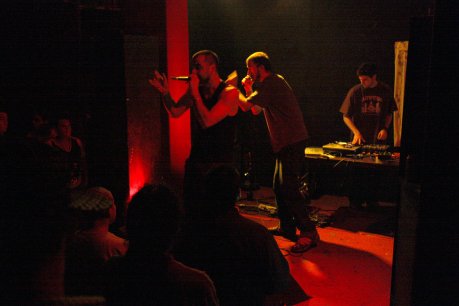 Pau Llonch, Rodrigo Laviña i Joan Riera (At Versaris) en el concert que van fer en una sala de Brooklyn, als Estats Units FOTO: Cortina, Pau.