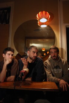 D'esquerra a dreta, Joan Riera, Pau Llonch i Rodrigo Laviña, integrants d'At Versaris, en una entrevista per l'ACN a Brooklyn, moments abans del concert FOTO: Cortina, Pau.