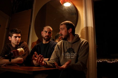 D'esquerra a dreta, Joan Riera, Pau Llonch i Rodrigo Laviña, integrants d'At Versaris, en una entrevista per l'ACN a Brooklyn, moments abans del concert FOTO: Cortina, Pau.