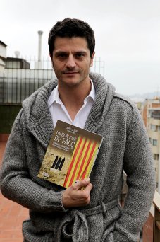 Joel Joan, aquest dimecres, amb el llibre FOTO: Cortina, Pau.