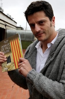 Joel Joan ensenya el llibre, aquest dimecres FOTO: Cortina, Pau.