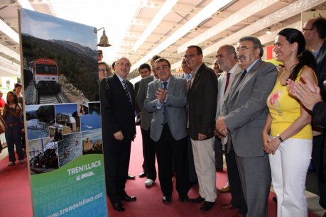 L'alcalde de Lleida, Àngel Ros, i el director general de Turisme, Joan Carles Vilalta, han inaugurat la fira tocant una campana d'estació. FOTO: Lozano, Xavier.