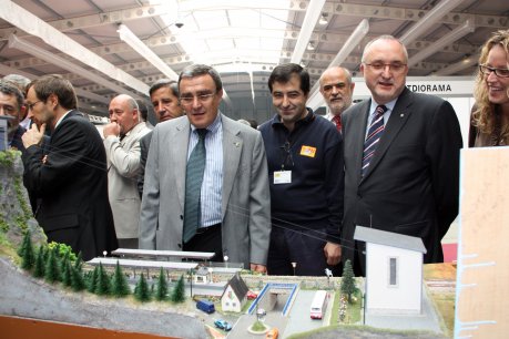 L'alcalde de Lleida, Àngel Ros, i el director general de Turisme, Joan Carles Vilalta, davant la maqueta modular de més de 200 metres. FOTO: Lozano, Xavier.