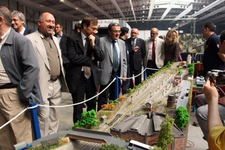 Les autoritats davant la maqueta modular de més de 200 metres. FOTO: Lozano, Xavier.