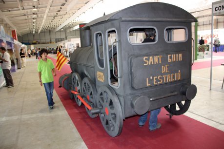 Una locomotora portada a coll recorre la fira. FOTO: Lozano, Xavier.