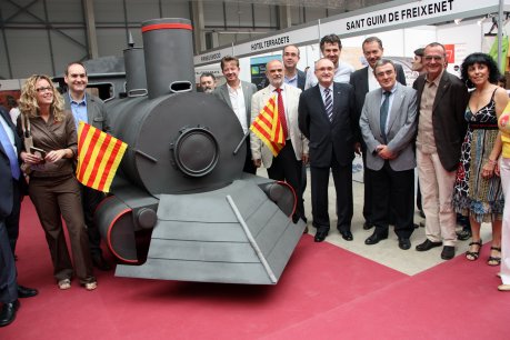 Les autoritatas davant una rèplica d'una locomotora. FOTO: Lozano, Xavier.
