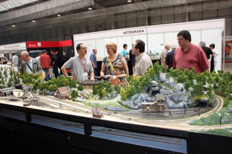 Alguns visitants davant les maquetes d'Expotren. FOTO: Lozano, Xavier.