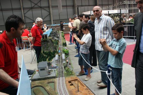 Grans i petits han quedat captivats per la perfecció de les maquetes. FOTO: Lozano, Xavier.