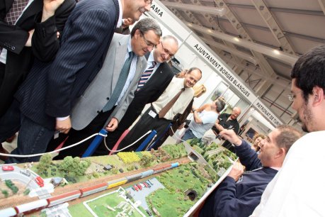 L'alcalde de Lleida, Àngel Ros, i el director general de Turisme, Joan Carles Vilalta, davant la maqueta modular de més de 200 metres. FOTO: Lozano, Xavier.