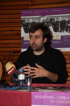 El cantautor solsoní, Roger Mas, durant la presentació dels concerts que faran a Solsona per gravar el disc. FOTO: Martí, Mar.