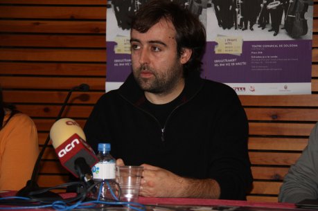 El cantautor solsoní, Roger Mas, durant la presentació dels concerts que faran a Solsona per gravar el disc. FOTO: Martí, Mar.
