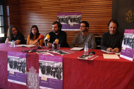 D'esquerra a dreta, Xavier Guitó, autor dels arranjaments; Sara Alarcón, regidora de Cultura; Roger Mas, cantautor; Oriol Gibert, en nom de la Cobla Sant Jordi; Jordi Freixes, de Batall Produccions. FOTO: Martí, Mar.